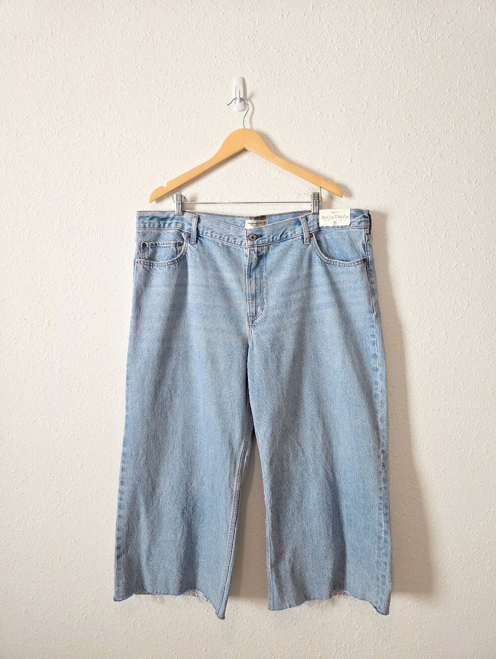 NEW Abercrombie Wide Leg Crop Jeans 35 short